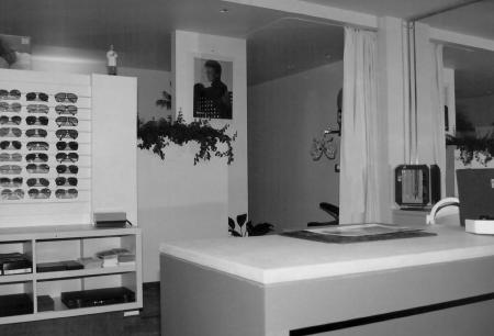 Het interieur zoals het vroeger was bij optiek Dujardin te Wevelgem interieur optiek dujardin 25 jaar geleden - zwart wit