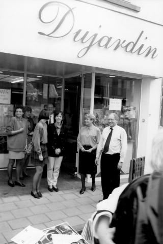 Het exterieur zoals het vroeger was bij optiek Dujardin te Wevelgem exterieur optiek Dujardin 25 jaar geleden op de braderie - zwart wit